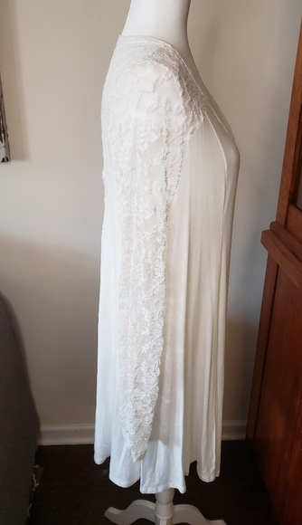 White with lace sleeves and back tunic in ivory by Emerald - Picture 2 of 6